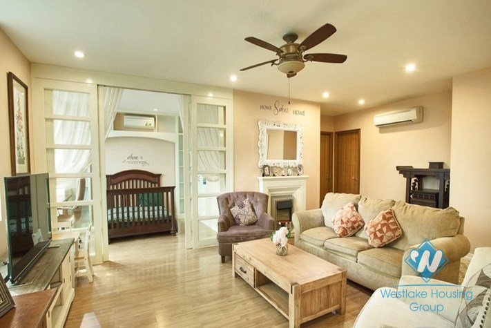 A gorgeously beautiful and stylish 3 bedroom apartment for rent in Dong Da District